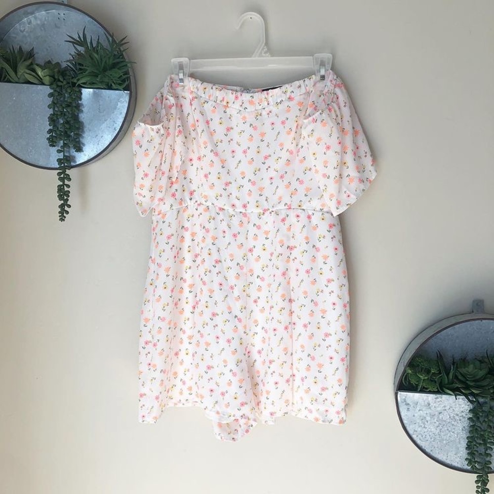Francesca’s Floral Romper NWOT